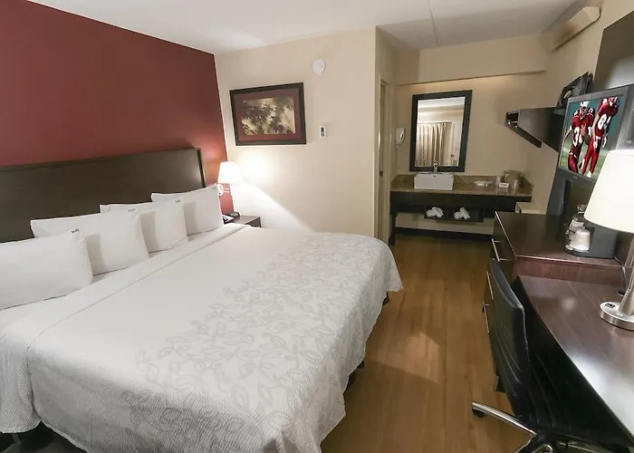 Red Roof Plus+ Chicago - Hotel Naperville