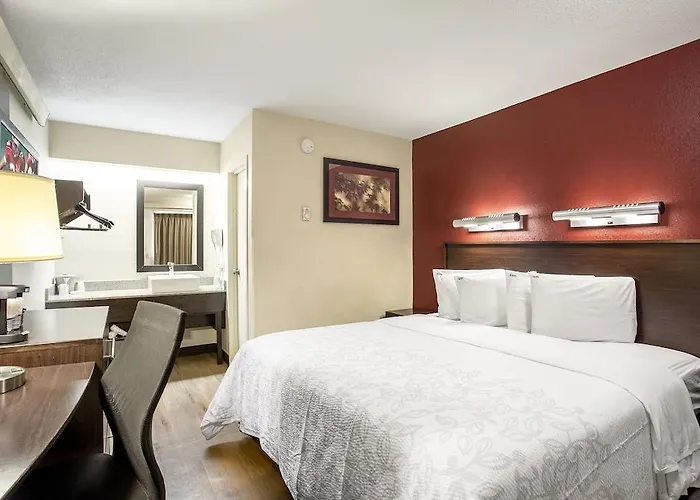 Red Roof Plus+ Chicago - Hotel 3*