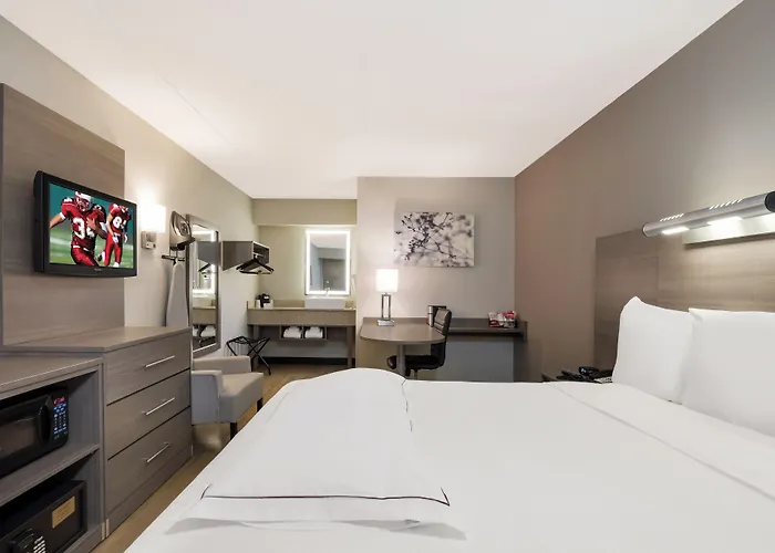 Red Roof Plus+ Chicago - Hotel Naperville