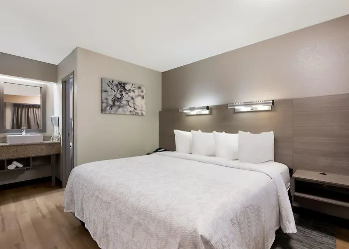 Hotel Red Roof Plus+ Chicago - Naperville