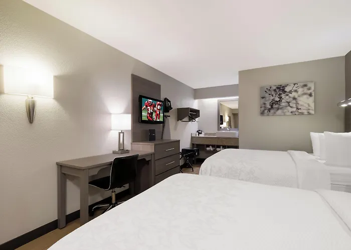 Red Roof Plus+ Chicago - Hotel 3*