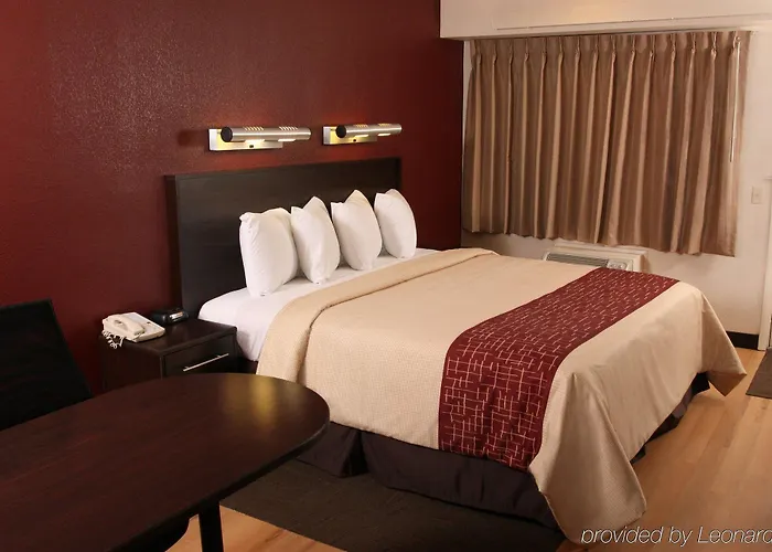 Hotel Red Roof Plus+ Chicago - 3*