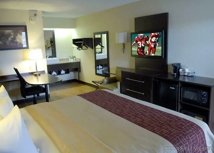 Red Roof Plus+ Chicago - Hotel Naperville